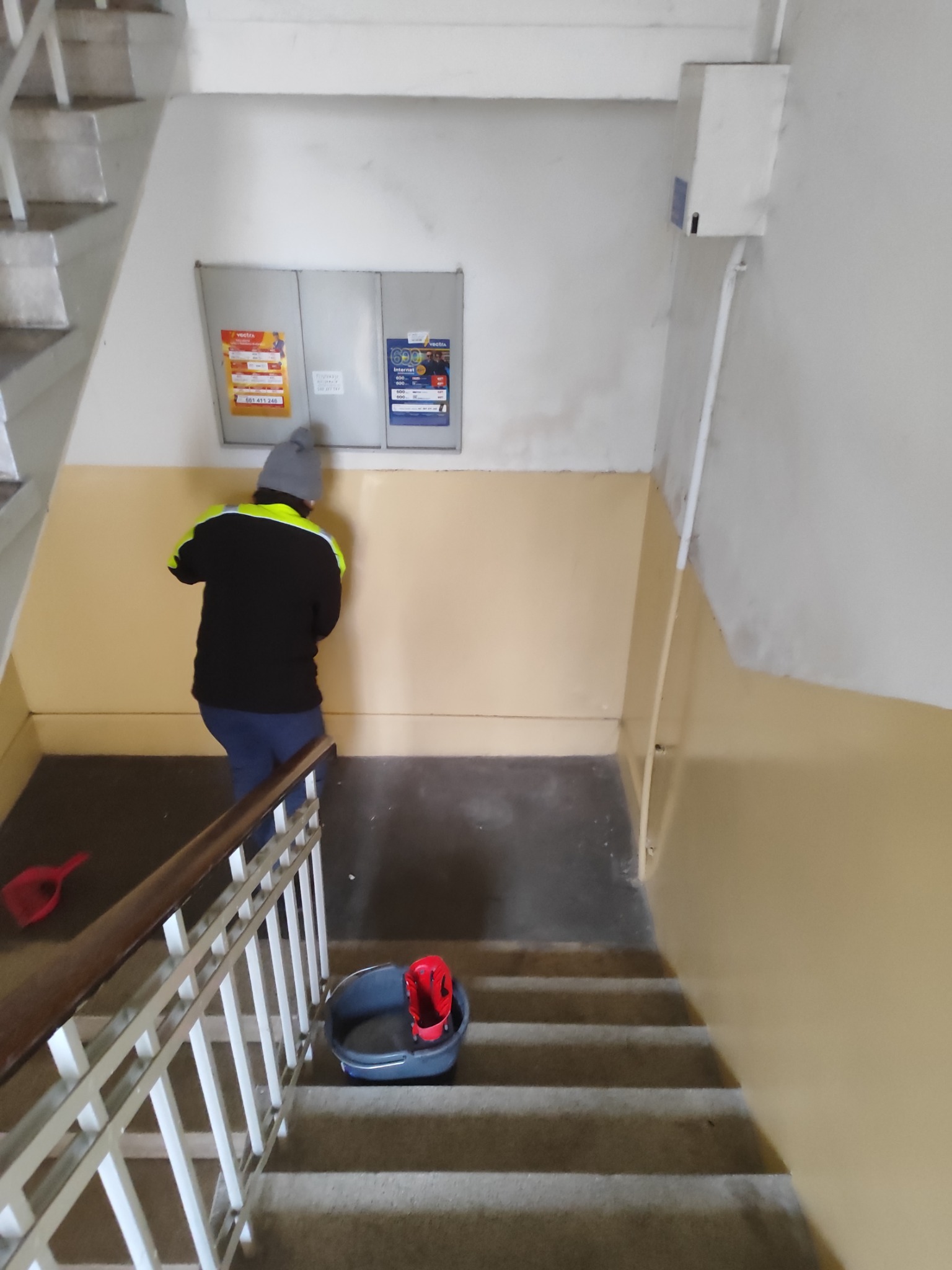 Sprzątanie klatki schodowej Chełm — realizacja Kompleksowo Klarownie